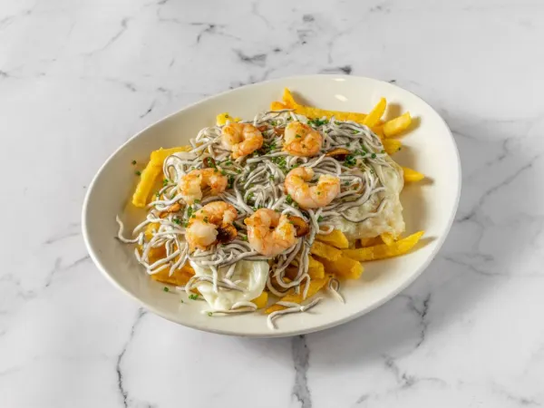 Huevos Estrellados con Gulas y Gambas